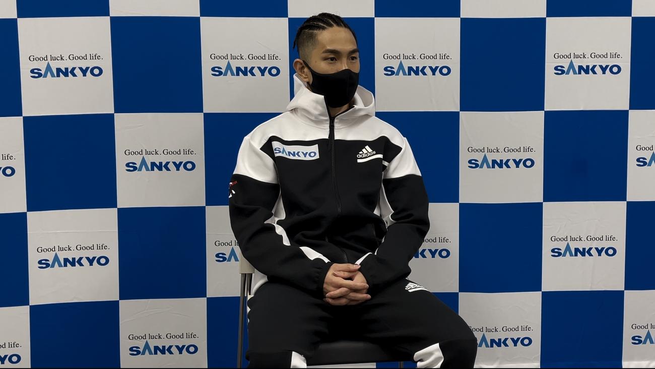 予備検診後に会見する井岡一翔（Ambitionジム提供）