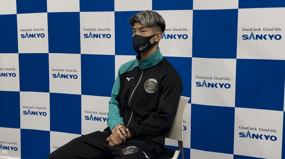 予備検診後に会見する田中恒成（Ambitionジム提供）