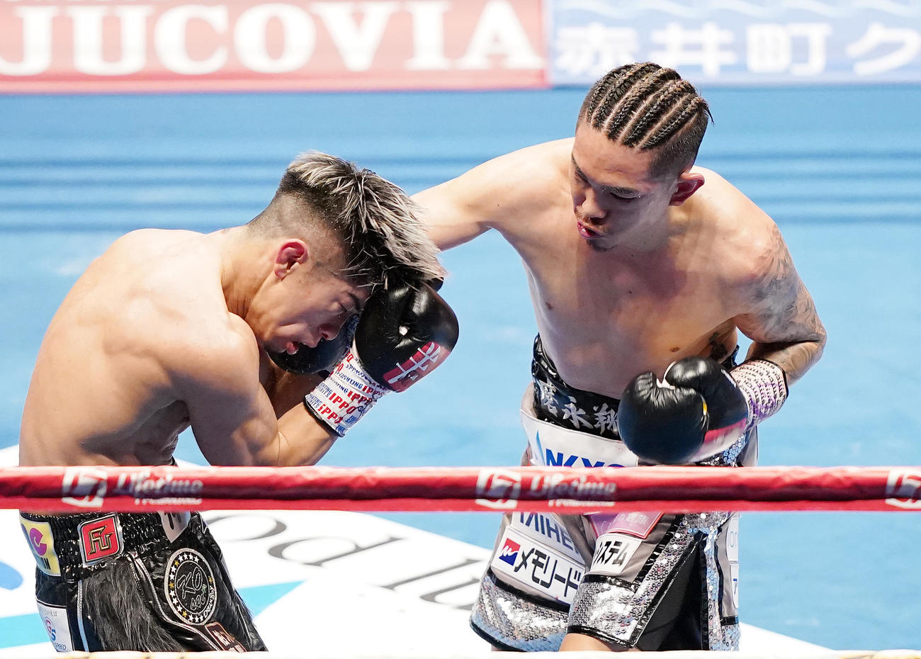 7回、田中（左）に右フックを決める井岡（撮影・菅敏）