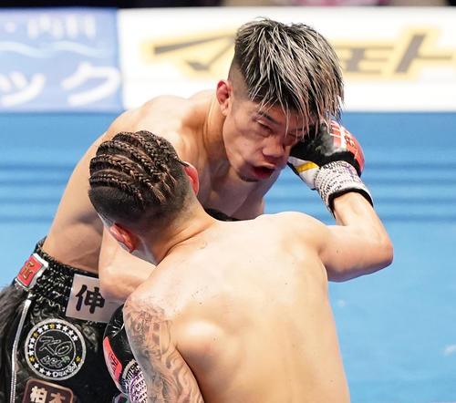 8回、田中（右）に右フックをヒットさせる井岡（撮影・菅敏）