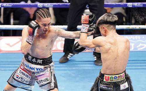 8回、田中（右）の顔面に左ストレートをヒットさせる井岡（撮影・菅敏）