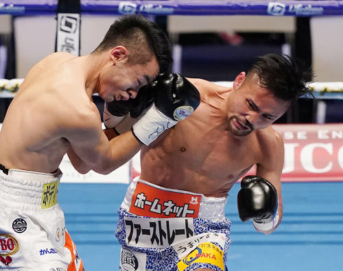 1回、比嘉（右）は、ストロング小林佑樹の顔面に右フックをヒットさせる（撮影・菅敏）