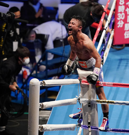 5回、比嘉は、ストロング小林佑樹をKОで破り、雄たけびを上げる（撮影・菅敏）