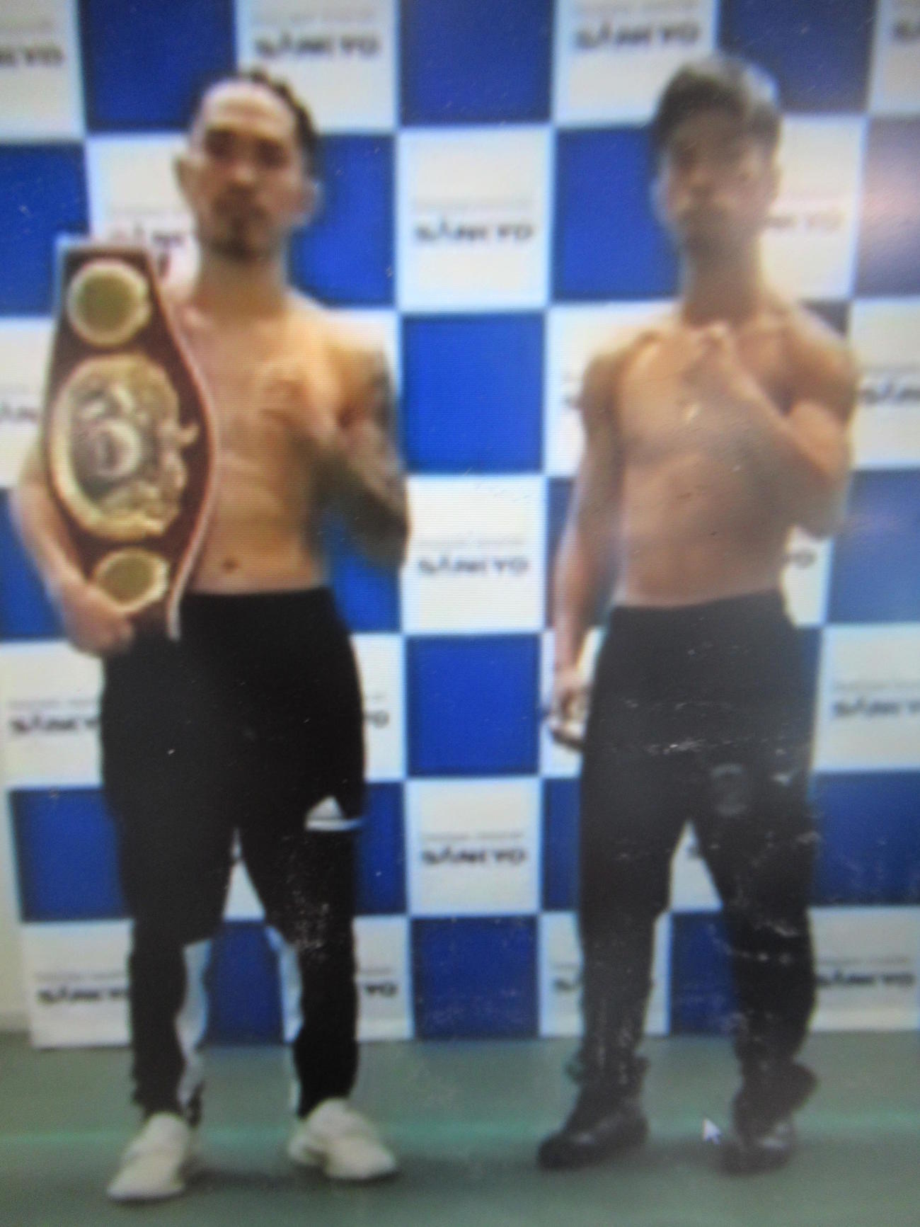 前日計量をクリアした王者井岡（左）と挑戦者田中（c）Ambitinジム