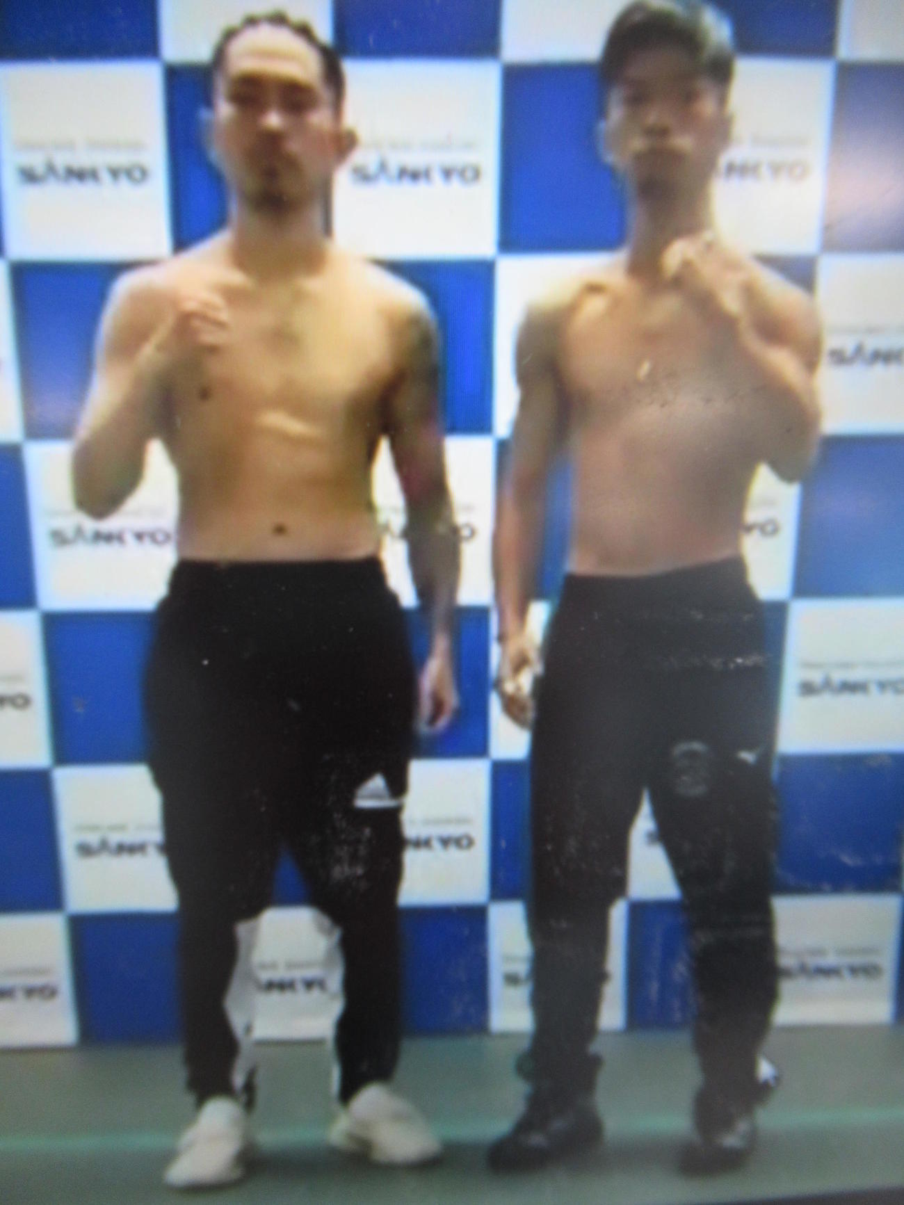 前日計量をクリアした王者井岡（左）と挑戦者田中（c）Ambitinジム