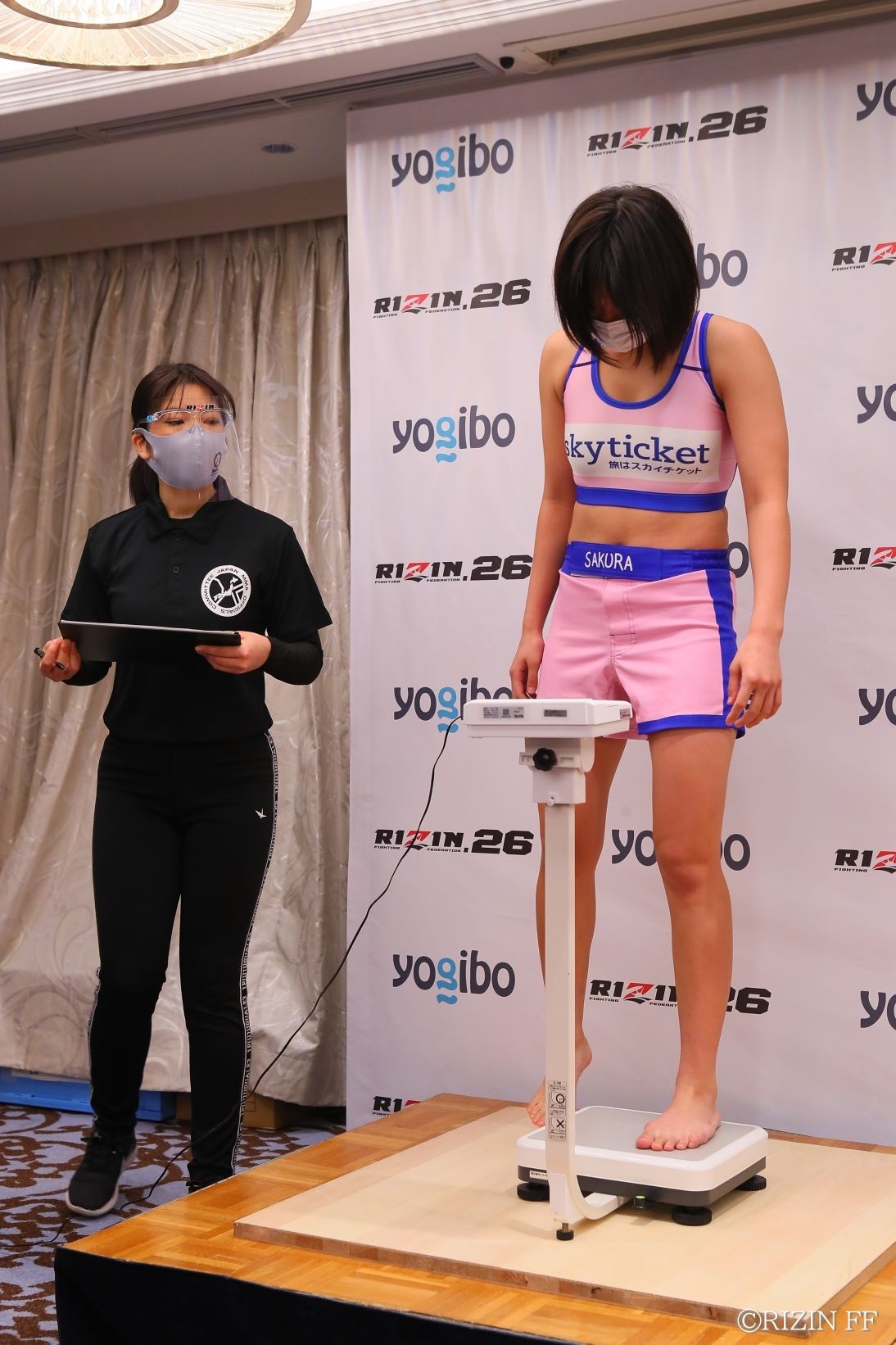 前日計量の際、体重計でウエートを計測するさくら（右）（C）RIZINFF