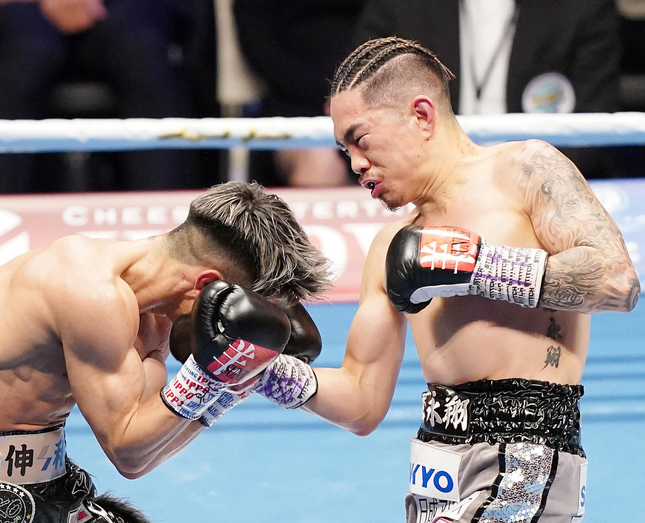 6回、田中（左）の顔面にアッパーを入れる井岡（撮影・菅敏）