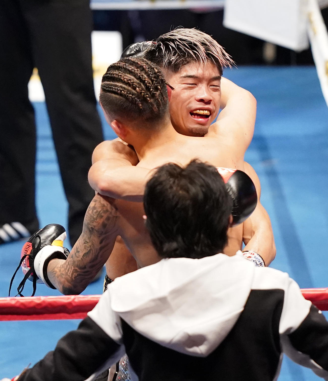 試合後、田中（右）と抱き合い健闘をたたえ合う井岡（撮影・菅敏）