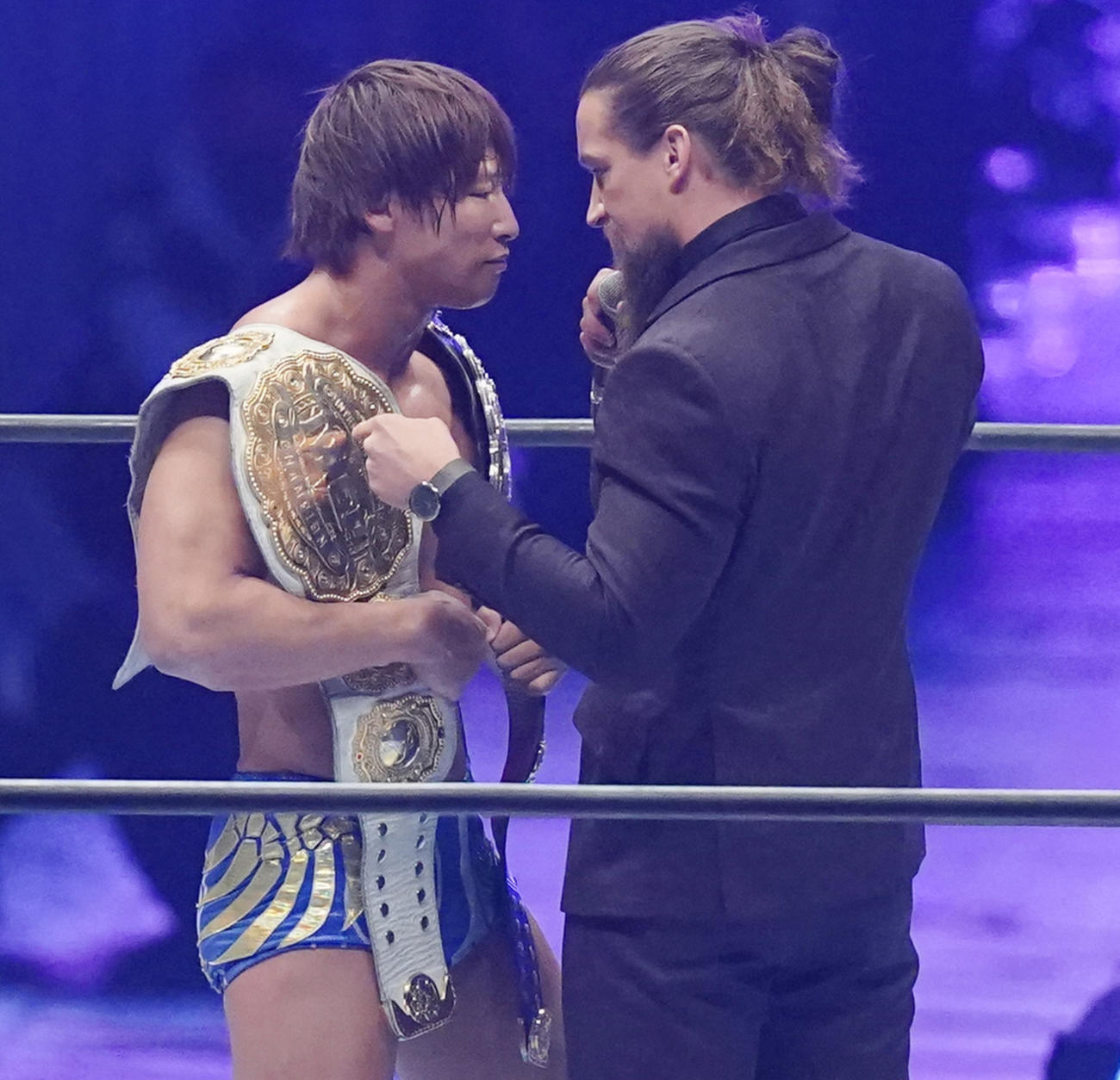 内藤哲也に勝利し、2本のIWGPチャンピオンベルトを手にした飯伏幸太は、挑戦者ジェイ・ホワイト（右）の挑発を受ける（撮影・菅敏）