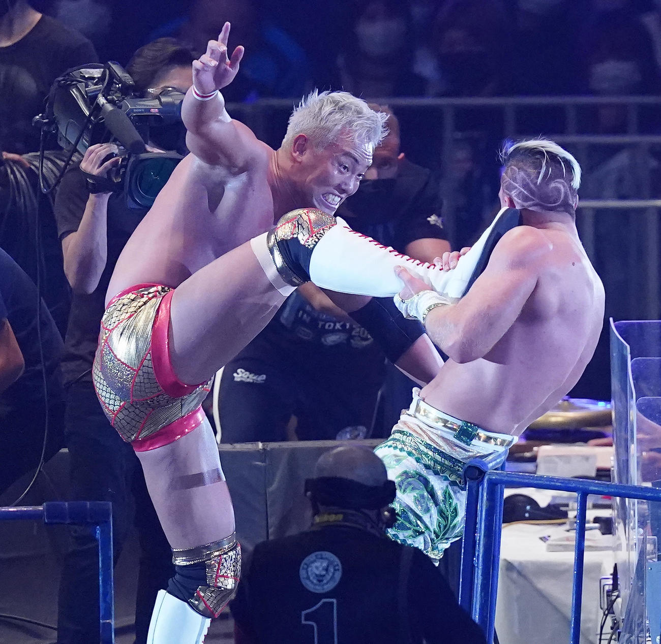 ウィル・オスプレイ（右）にキックを炸裂させるオカダ・カズチカ（撮影・菅敏）