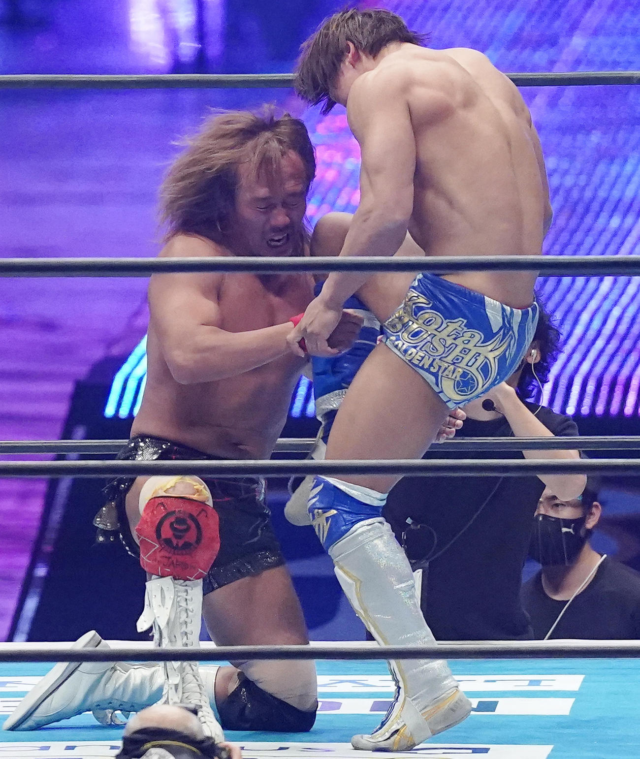 内藤哲也（左）にカミゴェをぶち込む飯伏幸太（撮影・菅敏）