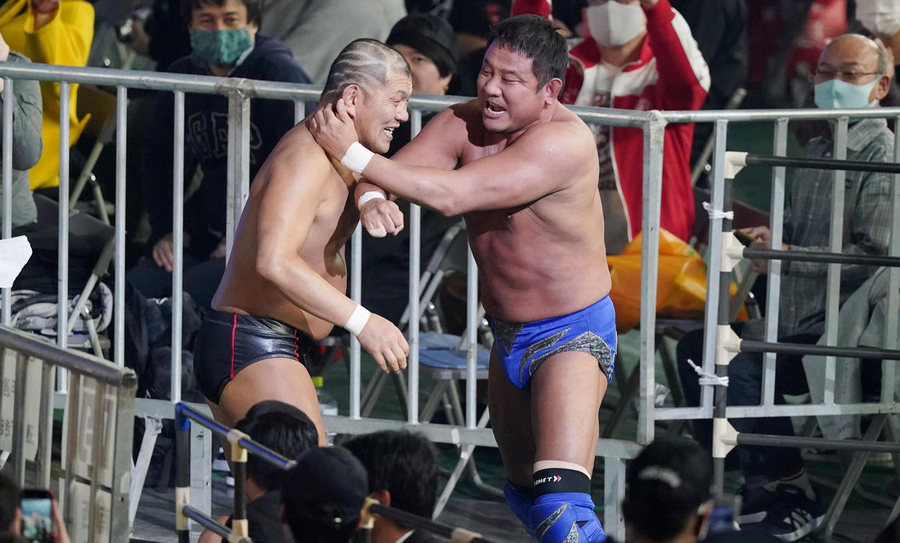 バトルロイヤルに出場し、リングから落ち敗退した永田裕志（左）と鈴木みのるは、場外で乱闘する（撮影・菅敏）