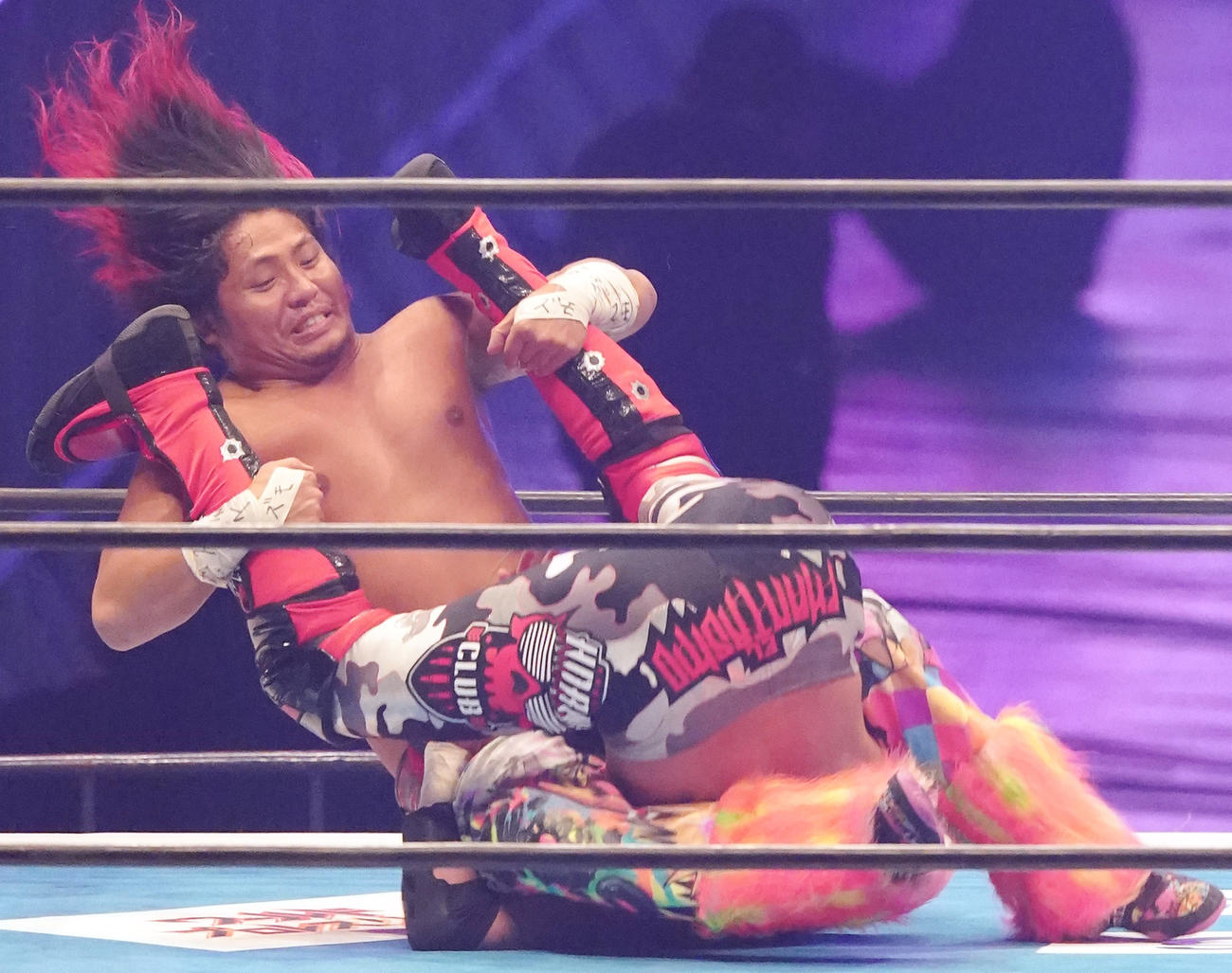 トップロープからエル・ファンタズモ（下）を攻める高橋ヒロム（撮影・菅敏）