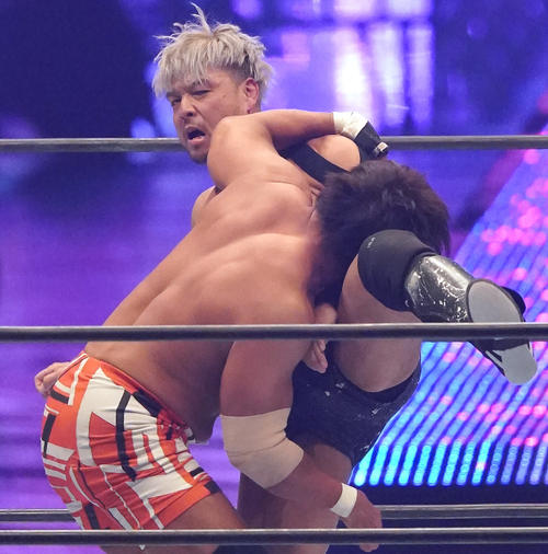 go 2 sleepで小島を蹴り上げマットに沈めるKENTA(撮影・菅敏)