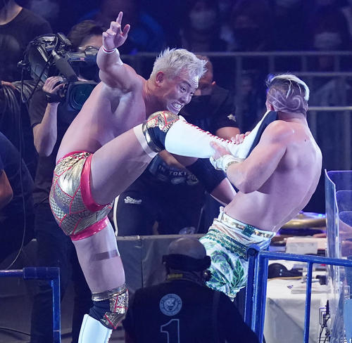 ウィル・オスプレイ(右)にキックを炸裂させるオカダ・カズチカ(撮影・菅敏)