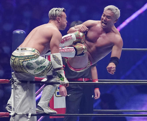 場外でウィル・オスプレイ(左)にドロップキックを炸裂させるオカダ・カズチカ(撮影・菅敏)