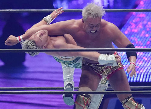 ウィル・オスプレイ(左)にとどめのレインメーカーを決めるオカダ・カズチカ(撮影・菅敏)