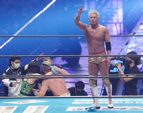 ウィル・オスプレイ(左から3人目)を破り、ポーズを決めるオカダ・カズチカ(撮影・菅敏)