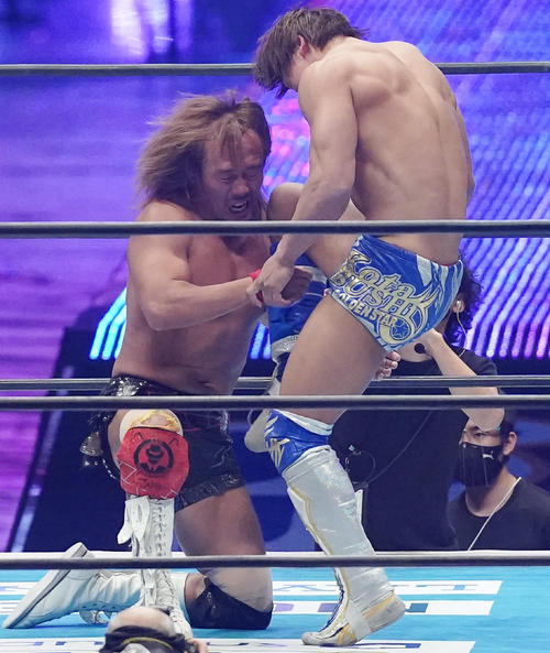 内藤哲也(左)にカミゴェをぶち込む飯伏幸太(撮影・菅敏)