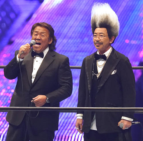 新日本プロレス「WRESTLEKINGDOM」のオープニングセレモニーに登場した長州力(左)と木梨憲武ことドン・キナシ(撮影・菅敏)