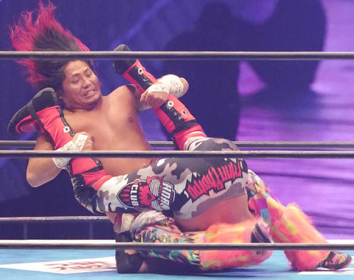 トップロープからエル・ファンタズモ(下)を攻める高橋ヒロム(撮影・菅敏)