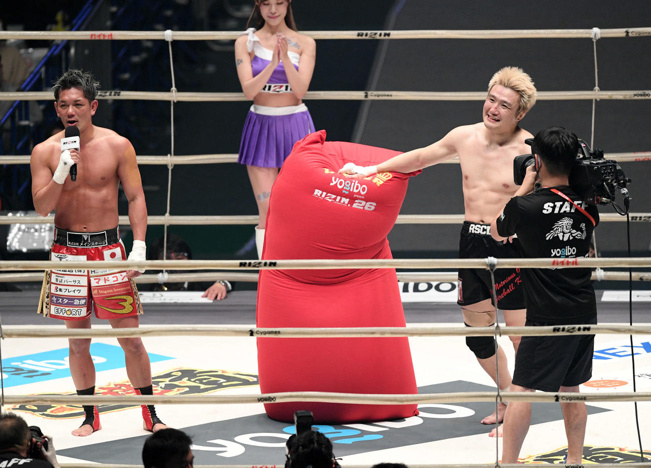 試合後、皇治（左）のマイクパフォーマンスに苦笑いする五味（撮影・滝沢徹郎）