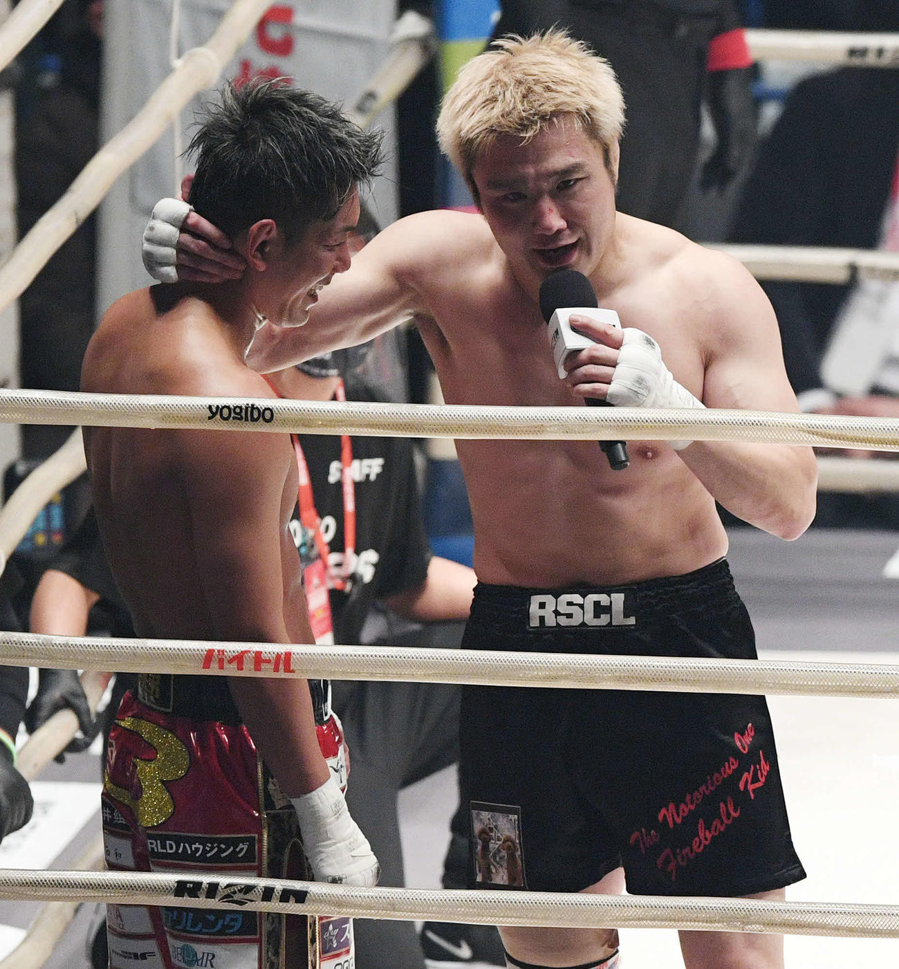 試合後、皇治を称える五味（撮影・滝沢徹郎）