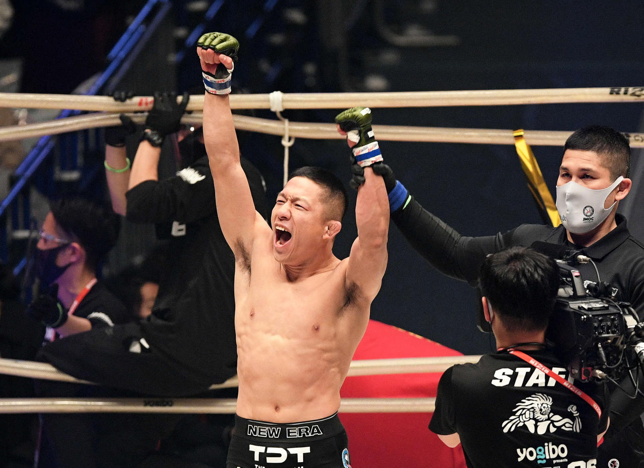 朝倉海に勝利し勝ち名乗りを受ける堀口（撮影・滝沢徹郎）