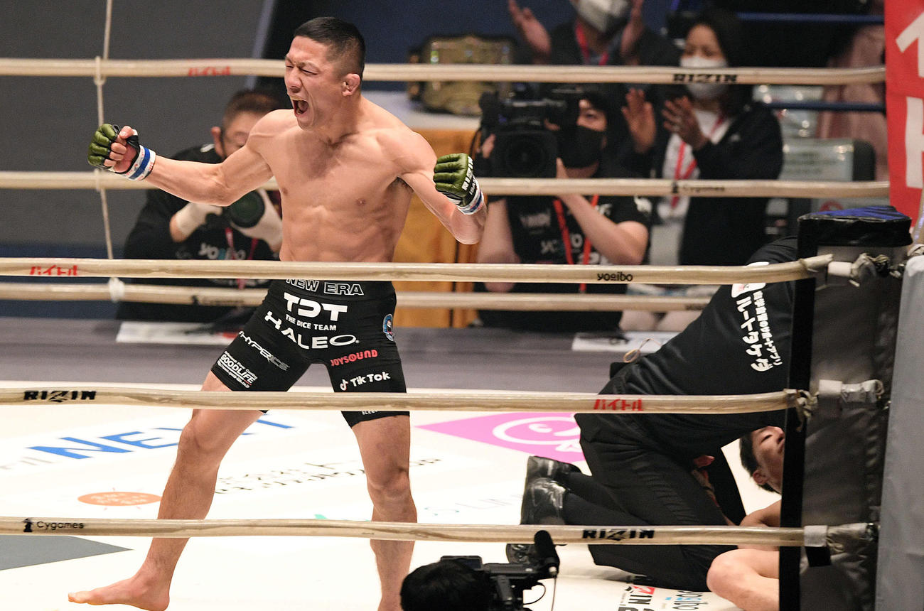 1回、朝倉海（右）に勝利し叫ぶ堀口（撮影・滝沢徹郎）