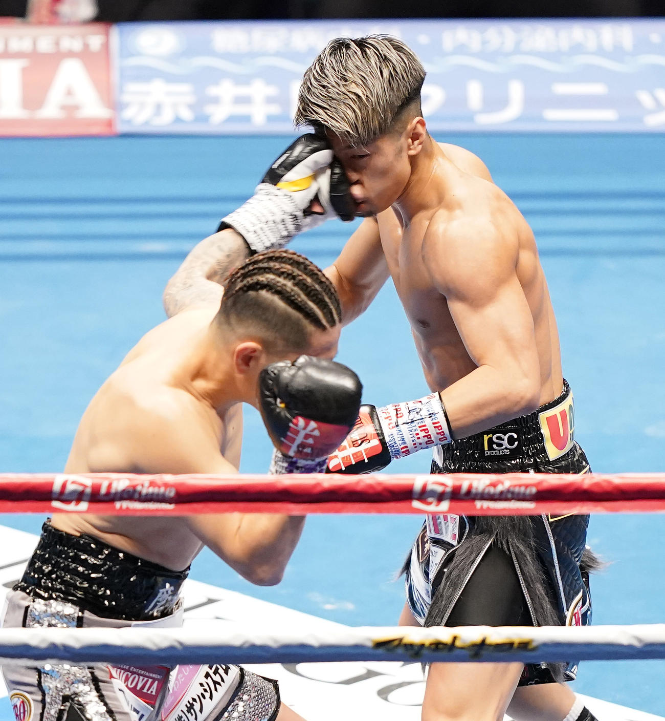 1回、田中（右）の顔面に左フックをヒットさせる井岡（撮影・菅敏）