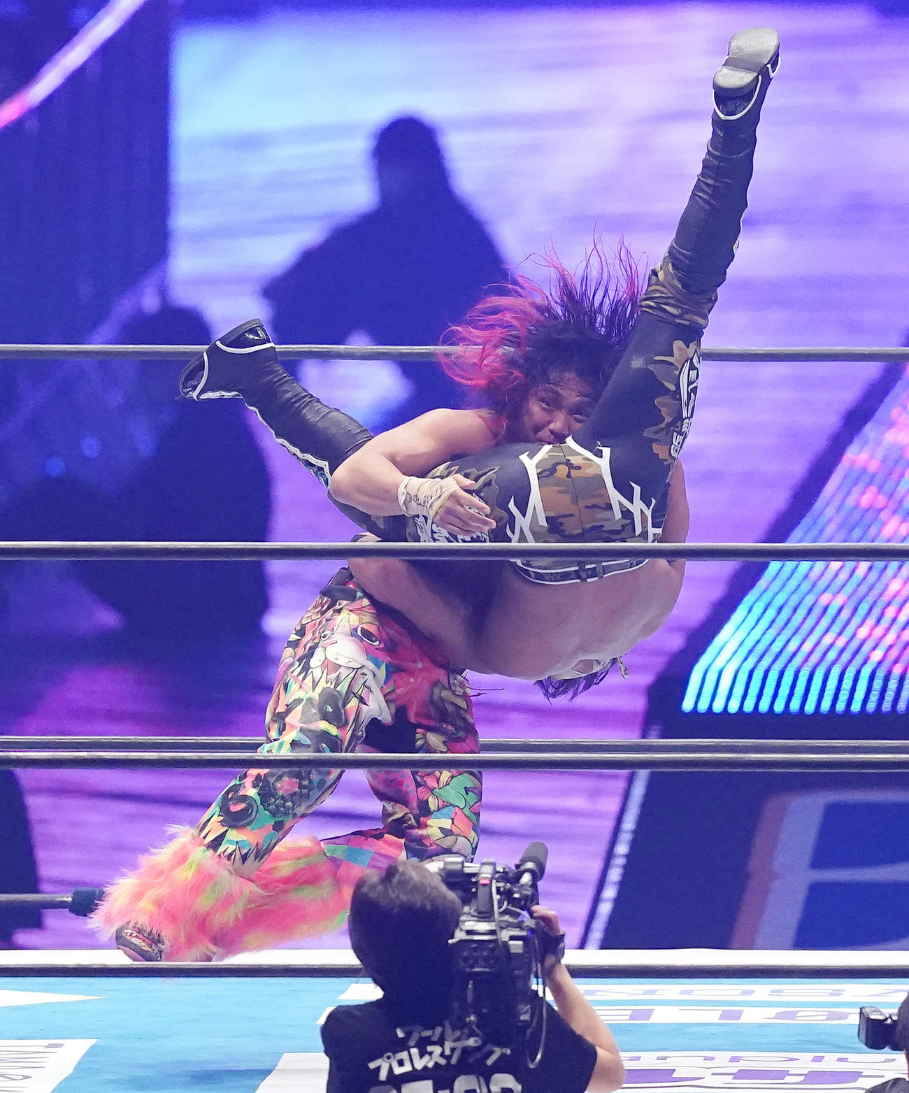 石森太二（右）をTIME　BOMB2でマットにたたきつける高橋ヒロム（撮影・菅敏）