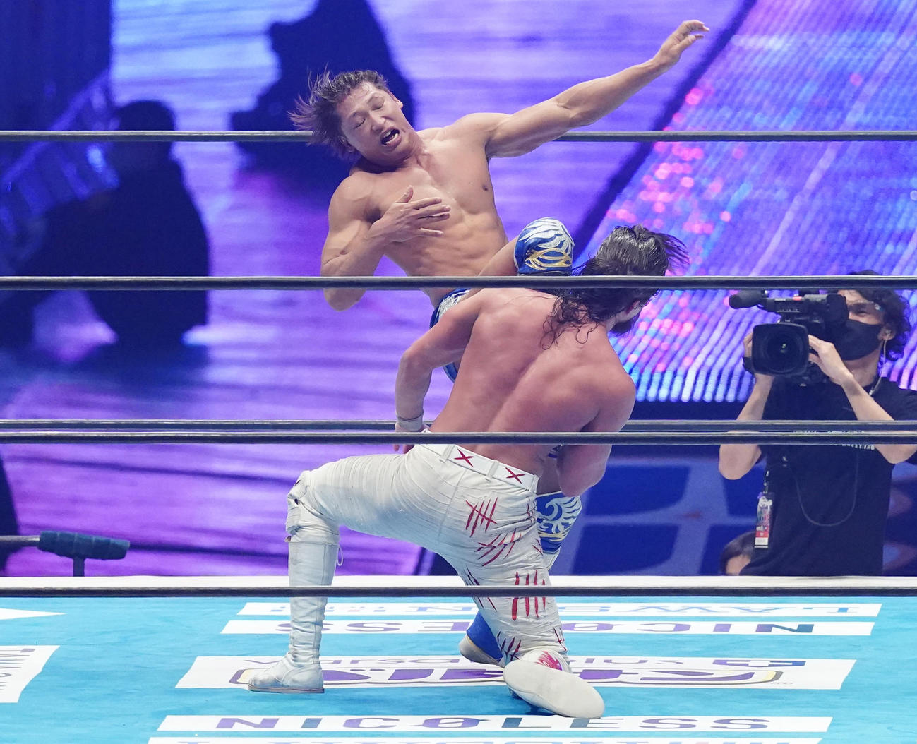 ジェイ・ホワイト（手前）にカミゴェを見舞う飯伏幸太（撮影・菅敏）