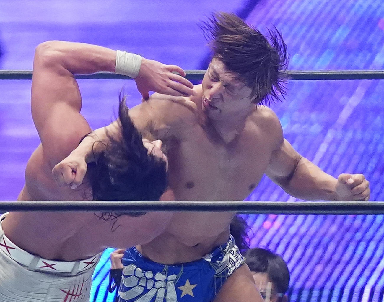 ジェイ・ホワイト（左）にラリアットをぶち込む飯伏幸太（撮影・菅敏）