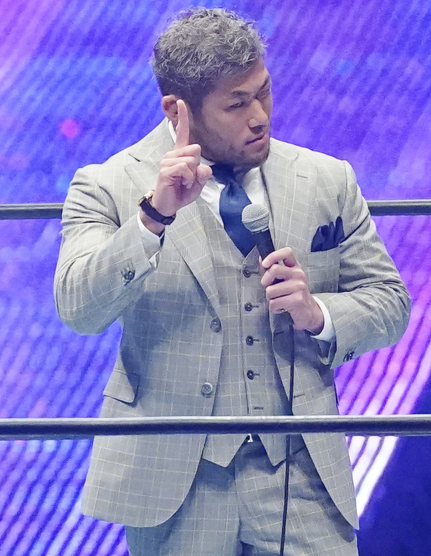 王者の飯伏幸太に挑戦状をたたきつけるSANADA（撮影・菅敏）
