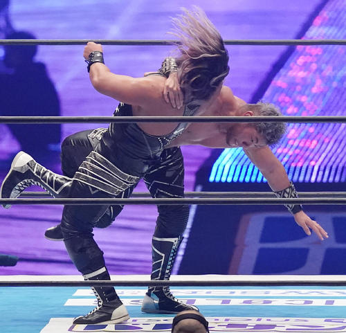EVIL(左)をマットにたたきつけるSANADA(撮影・菅敏)