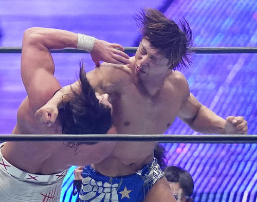 ジェイ・ホワイト(左)にラリアットをぶち込む飯伏幸太(撮影・菅敏)