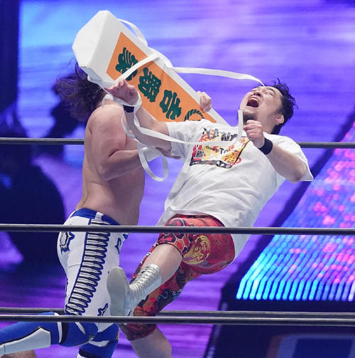 4WAYマッチでオーエンズ(左)にコーナーパットで殴られる矢野通(撮影・菅敏)