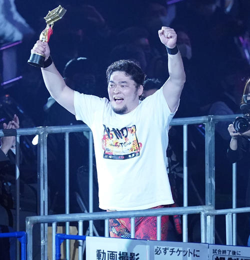 4WAYマッチに勝利し、ガッツポーズで引き揚げる矢野通(撮影・菅敏)