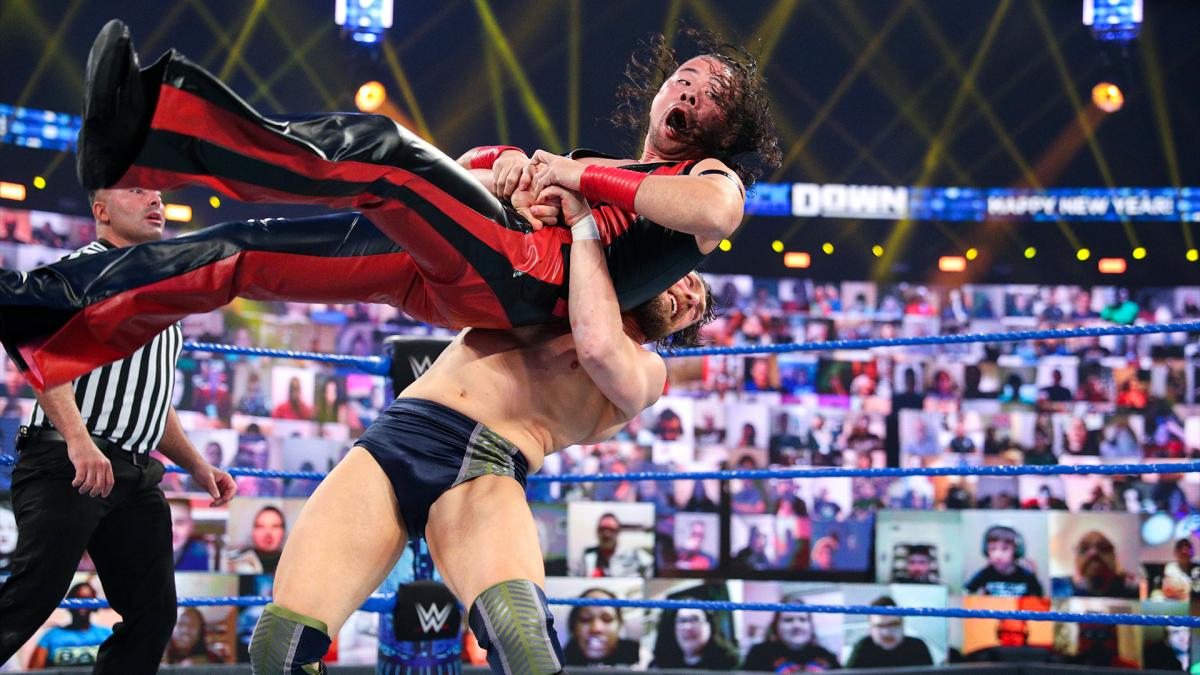 ブライアン（下）に投げられる中邑（C）2021 WWE, Inc. All Rights Reserved.