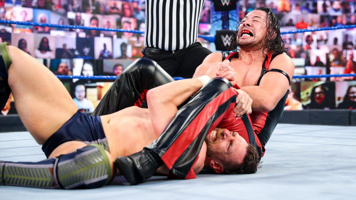 ブライアン（左）に腕ひしぎ逆十字固めを仕掛ける中邑（C）2021 WWE, Inc. All Rights Reserved.