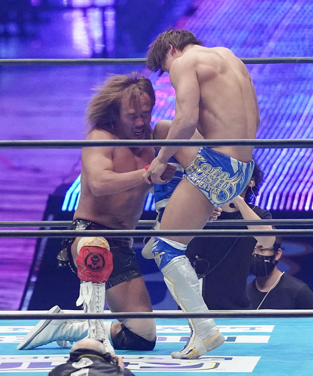 1・4東京ドーム大会、内藤哲也（左）にカミゴェをぶち込む飯伏幸太（撮影・菅敏）