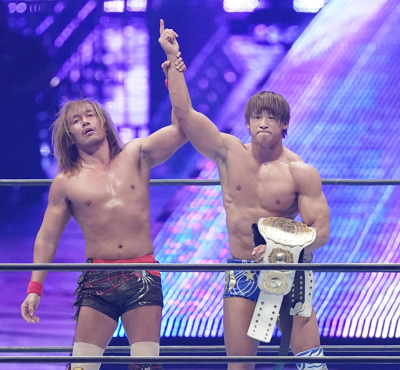 1・4東京ドーム大会、内藤哲也（左）から奪った2本のIWGPチャンピオンベルトを手に指を突き上げる飯伏幸太（撮影・菅敏）
