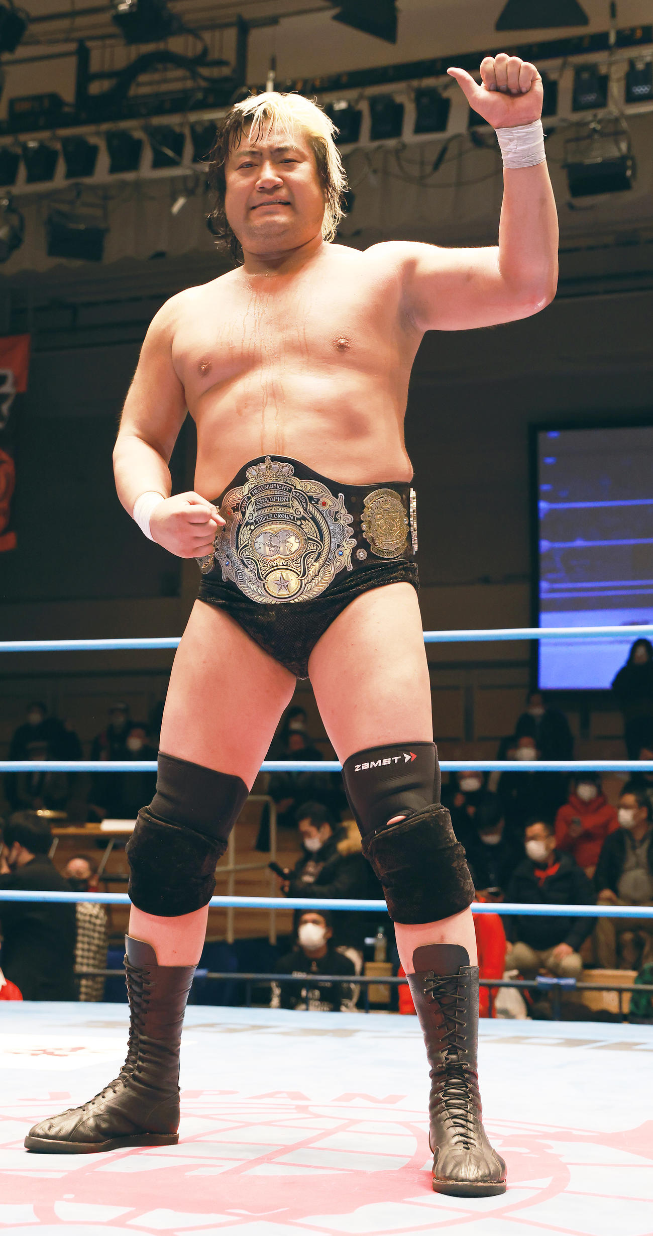 三冠ヘビー級タイトル防衛に成功しポーズを決める諏訪魔（撮影・中島郁夫）