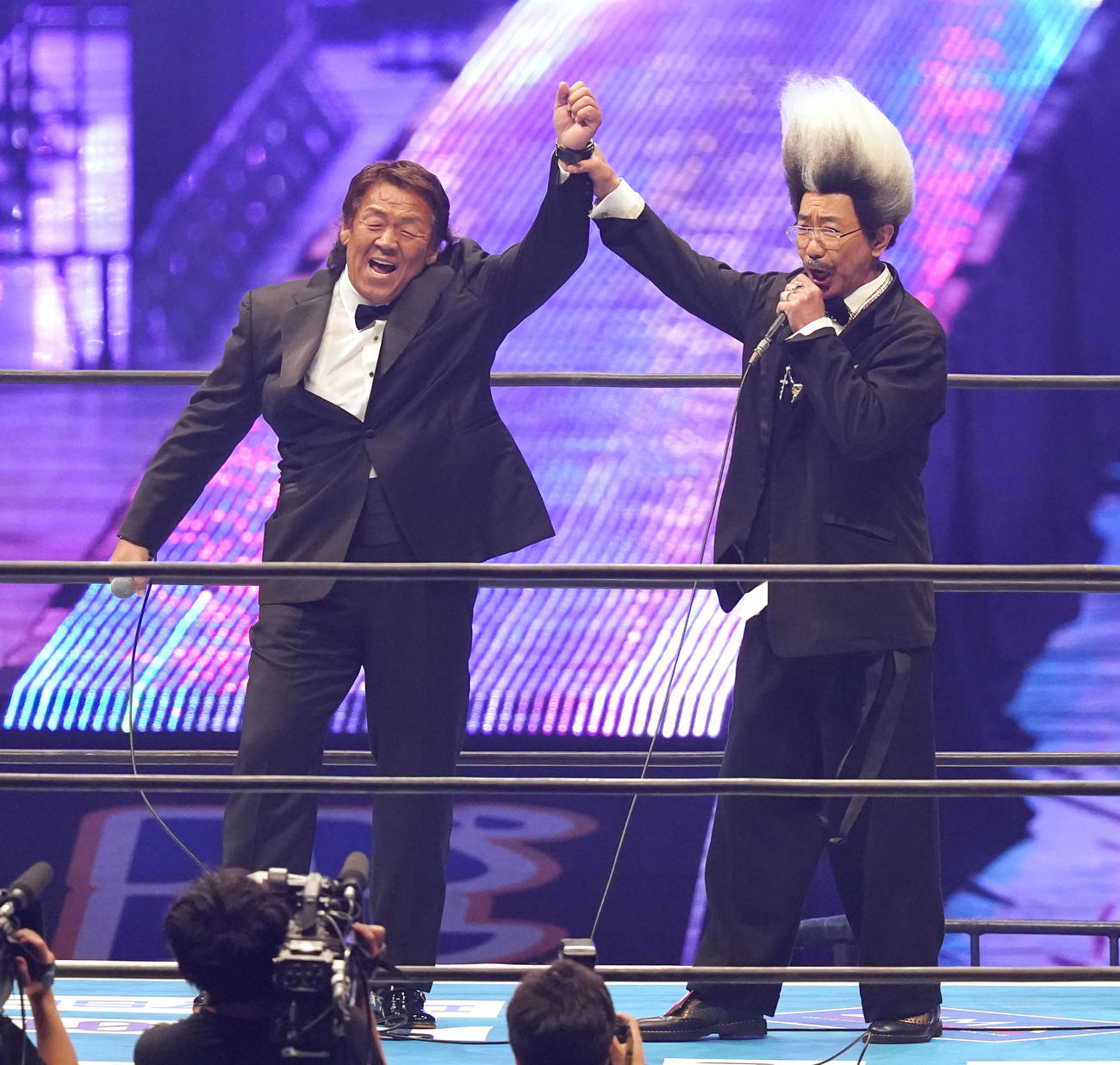 のオープニングセレモニーに登場した長州力さん（左）はドン・キナシこと木梨憲武に手を上げられる（撮影・菅敏）