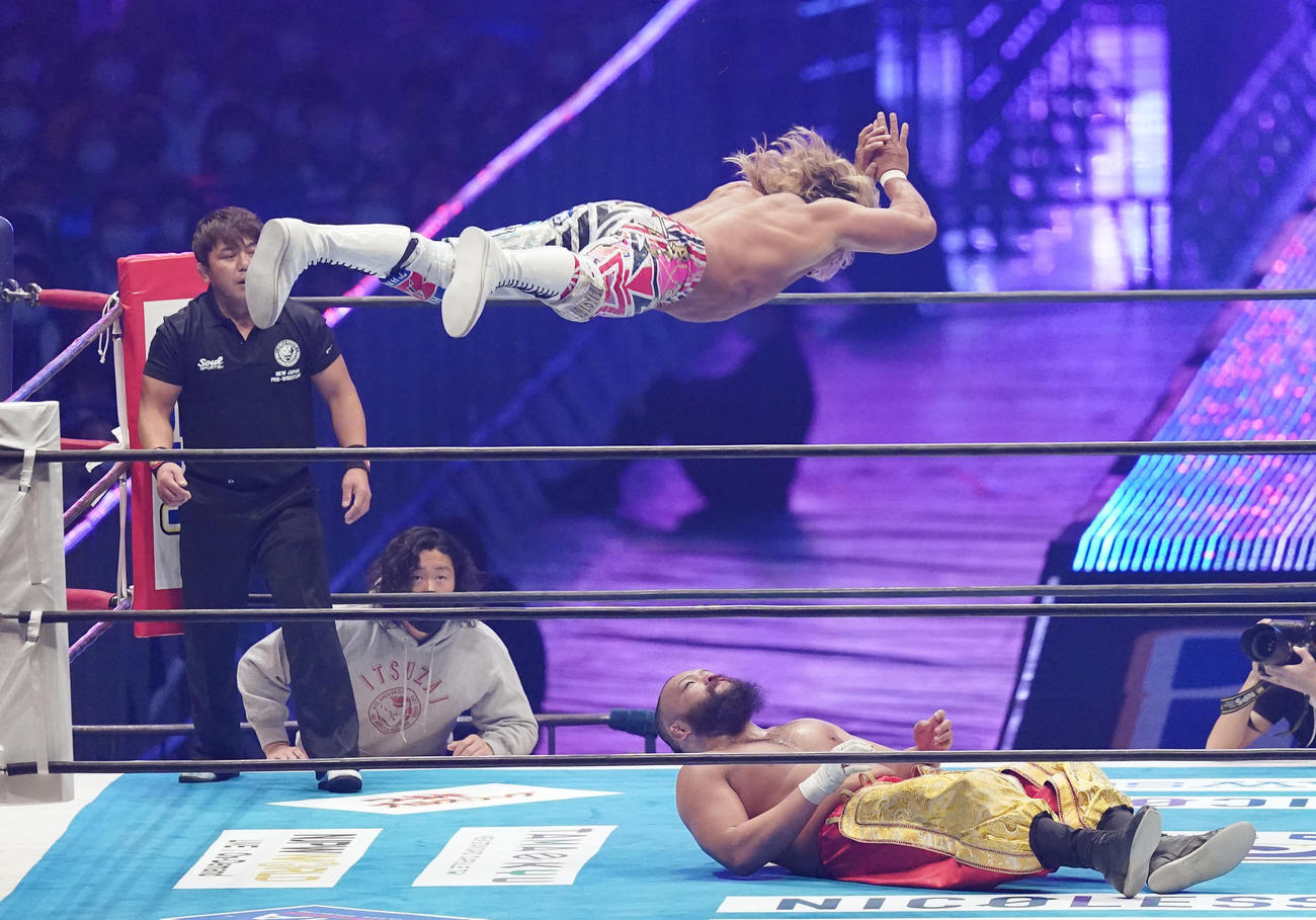 倒れ込んだグレート－O－カーン（右）にハイフライフローを炸裂させる棚橋弘至（撮影・菅敏）