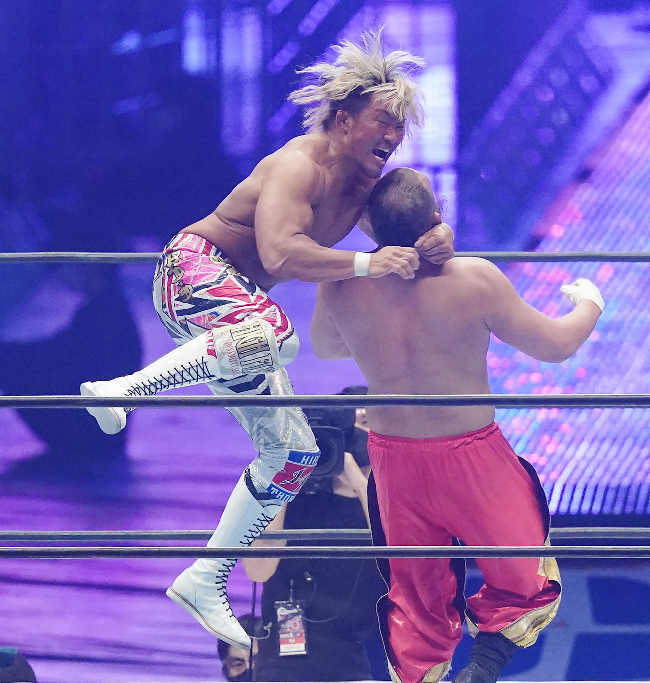 カーン（右）を攻める棚橋（撮影・菅敏）