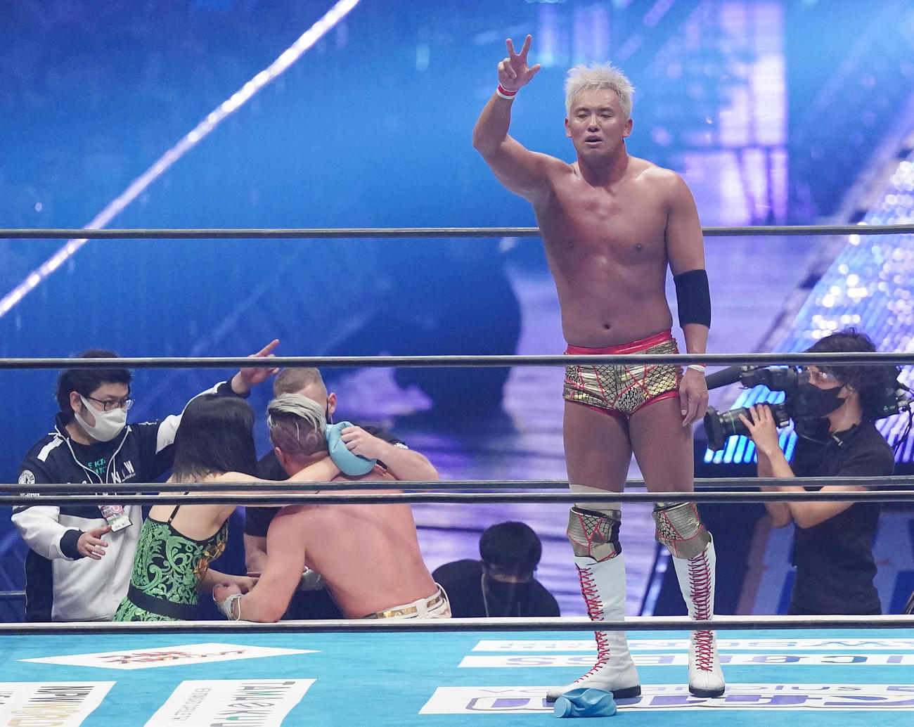 ウィル・オスプレイ（左から3人目）を破り、ポーズを決めるオカダ・カズチカ（撮影・菅敏）