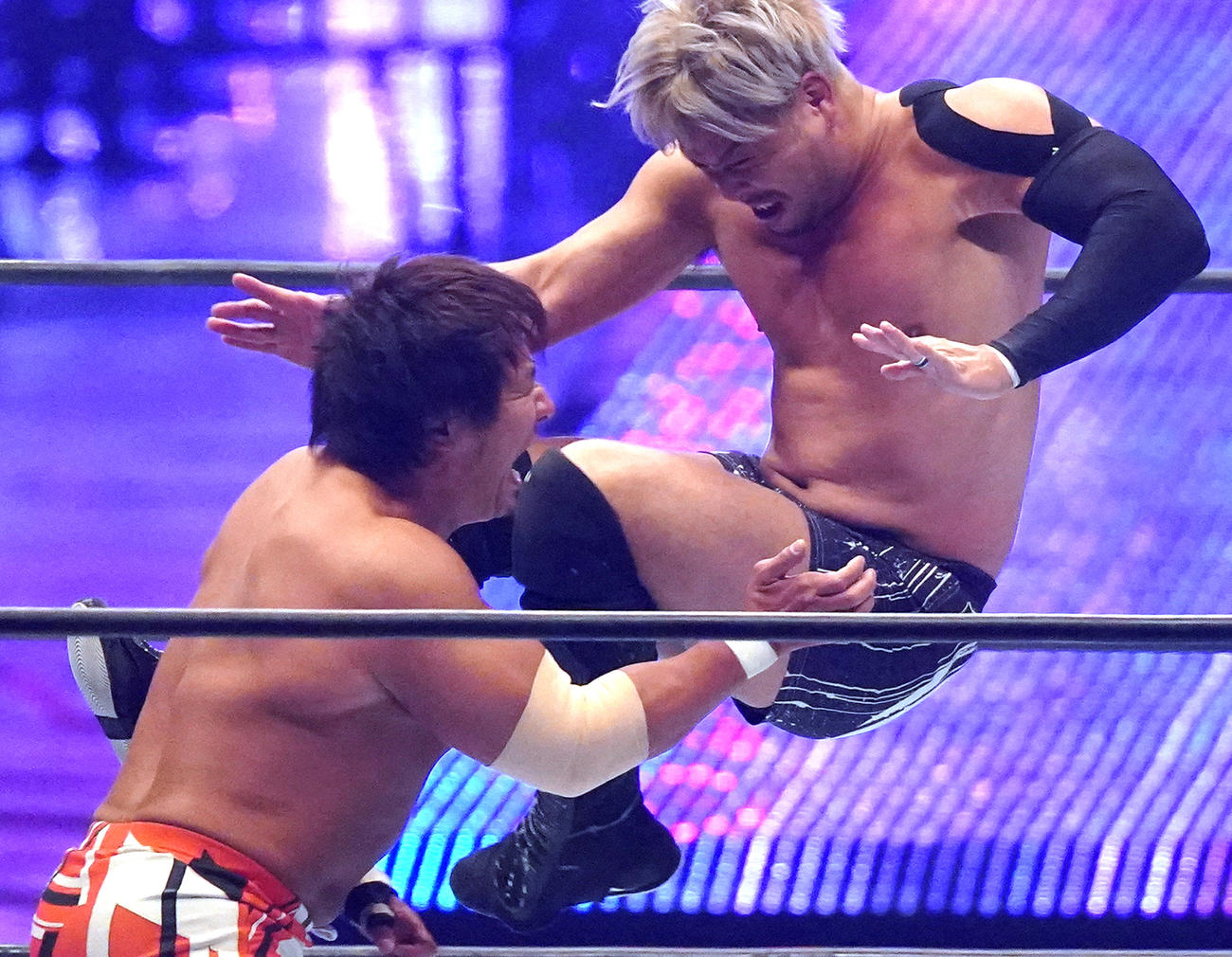 KENTAの膝蹴りを浴びる小島聡（撮影・菅敏）