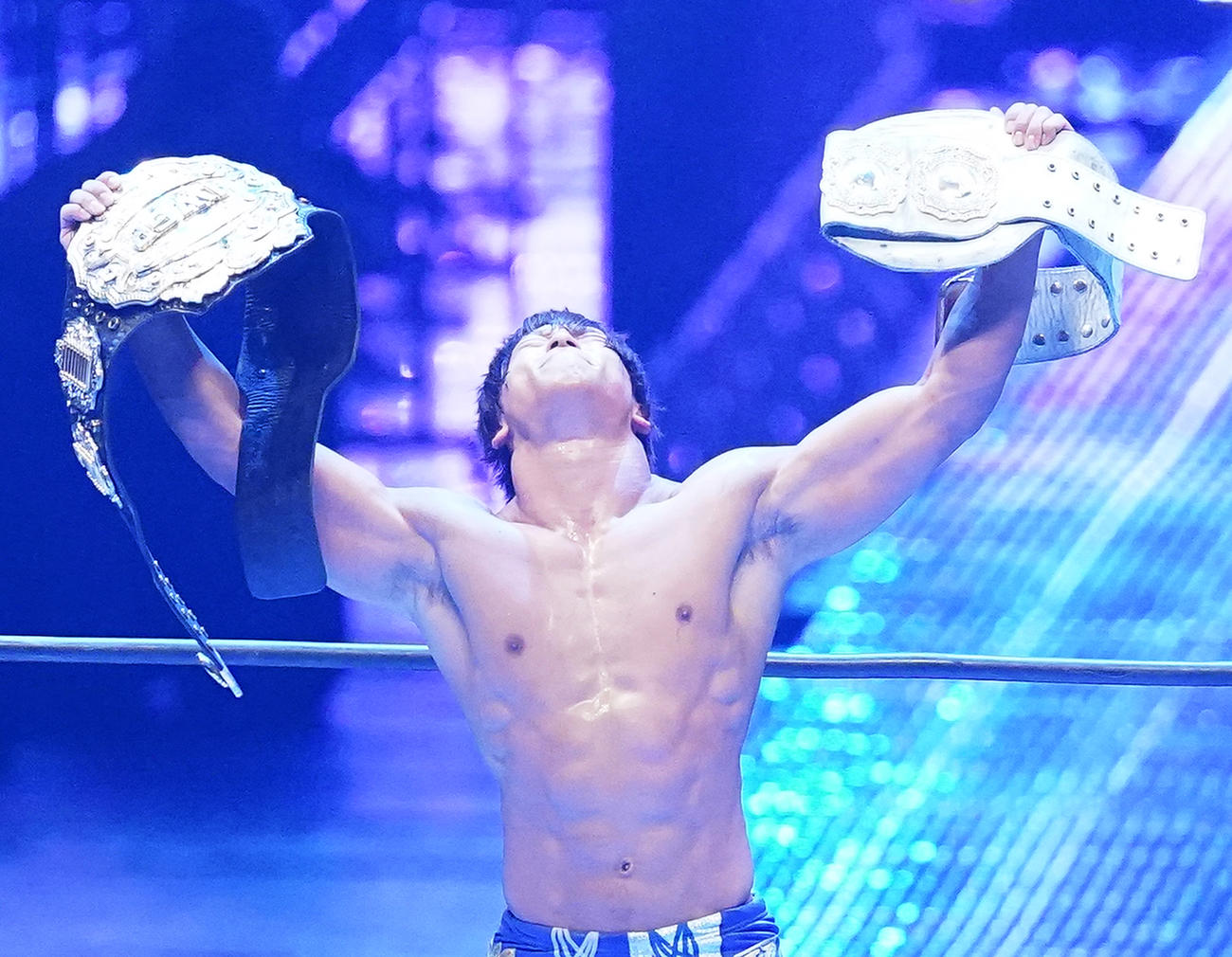 内藤に勝利し、IWGPの2本のベルトを掲げる飯伏（撮影・菅敏）