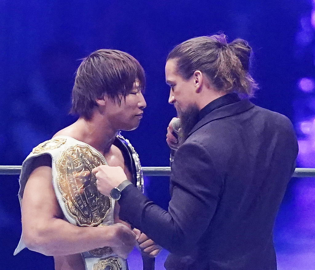 2本のIWGPベルトを手にした飯伏は、挑戦者ホワイト（右）の挑発を受ける（撮影・菅敏）